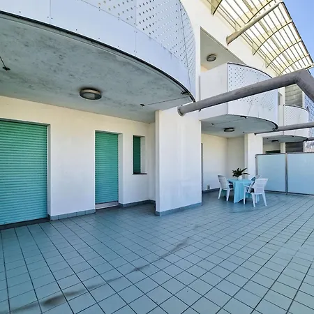 Modern Beachside Flat - Beahost